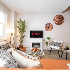 Bali Style - King Bed - Fireplace - Jacuzzi - Fast Wi-fi - Free Netflix & Garage Parking Edmonton