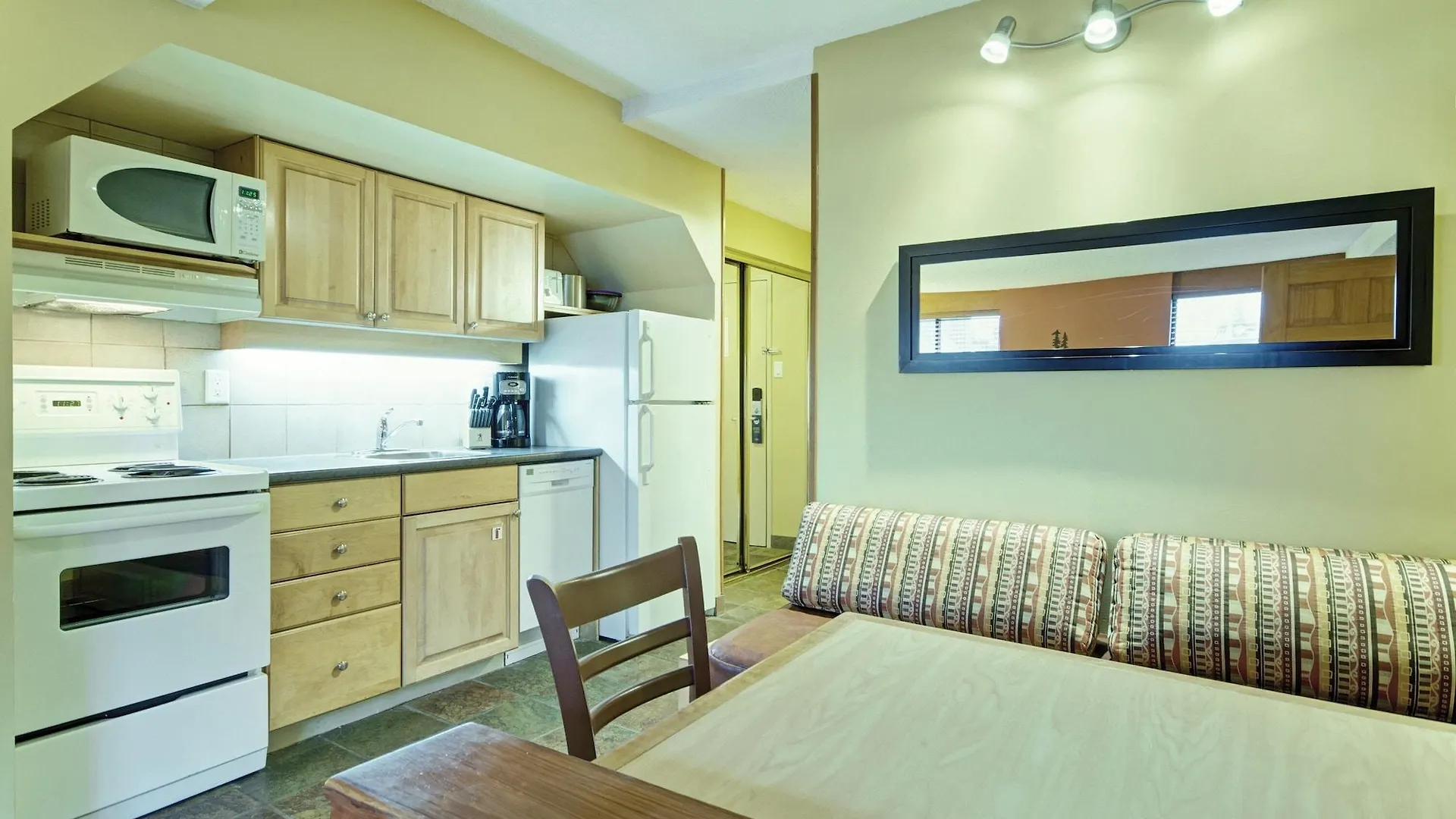 *** Resort Mountainside Lodge Whistler Canada